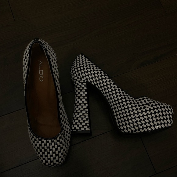 Black & white Heels - Picture 2 of 4